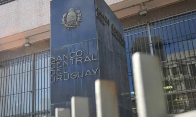 El BCU admite que dólar está debajo de fundamentos y vuelve a comprar