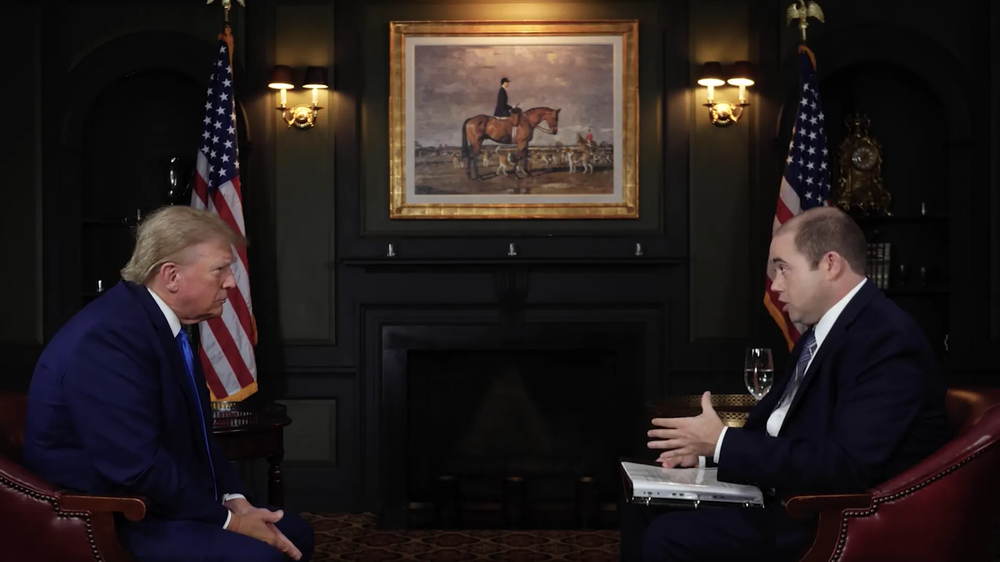 Matt Boyle entrevista a Donald Trump en 2023.