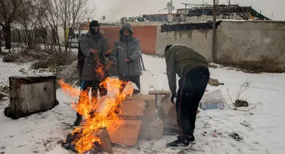 Un fuego encendido en medio de la tormenta y la nieve