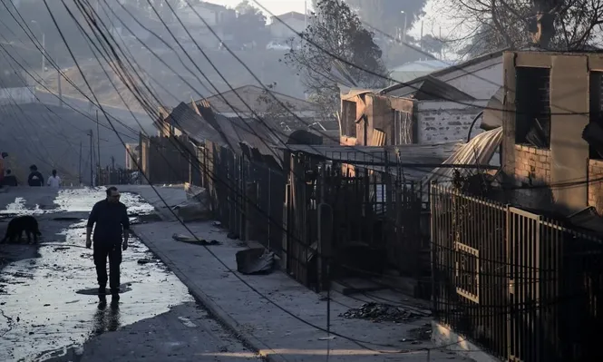 La región de Valparaíso y Viña del Mar, en el centro de Chile, amaneció este sábado con un toque de queda parcial para permitir la circulación de personas evacuadas.