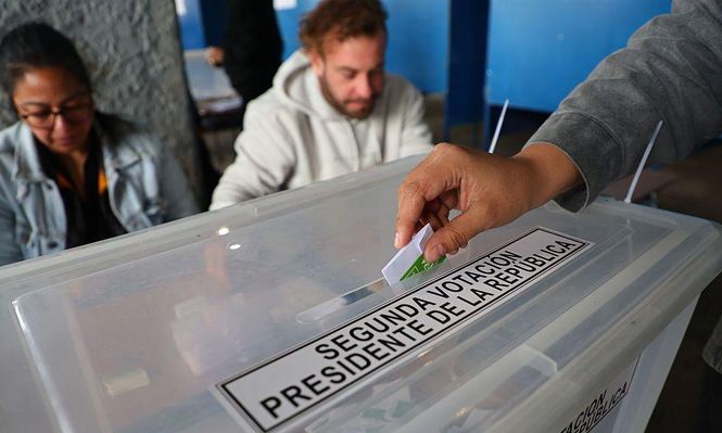 Los chilenos votaron en la segunda vuelta de la elección presidencial este domingo.