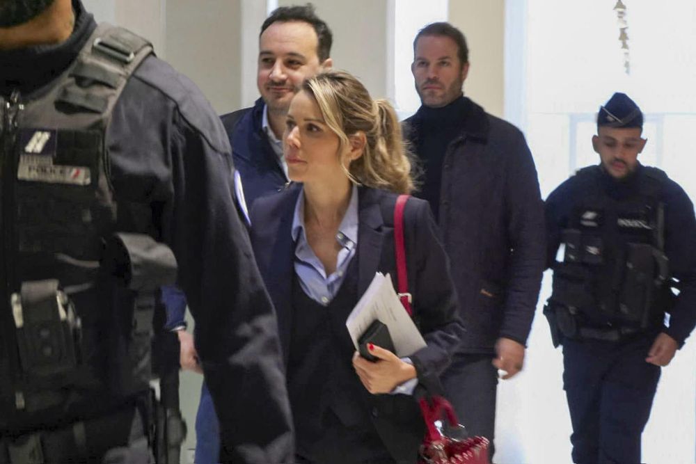 Tiphaine Auzière, la hija menor de Brigitte Macron, a la salida de los juzgados en París. EFE