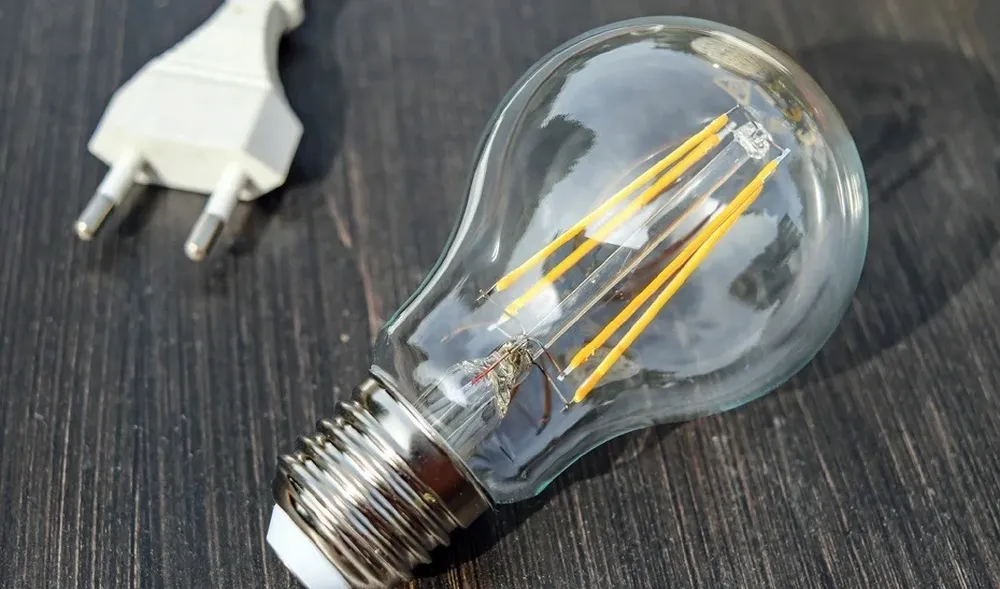 En lo que va de mes la electricidad se ha pagado de media a 59,69 euros/MWh, frente a los 124,43 euros/MWh que se registraron en noviembre de 2022.