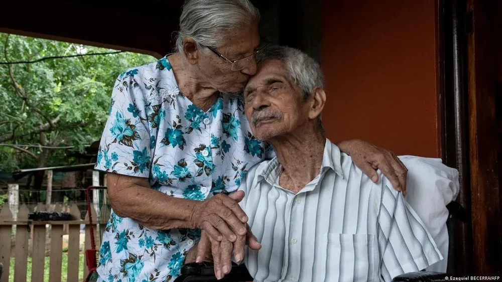 Clementina Espinoza, de 92 años, besa a su marido Agustín Espinoza, de 100, en Nicoya, Costa Rica, una de las cinco Zonas Azules del mundo, donde la longevidad es superior a la media.
