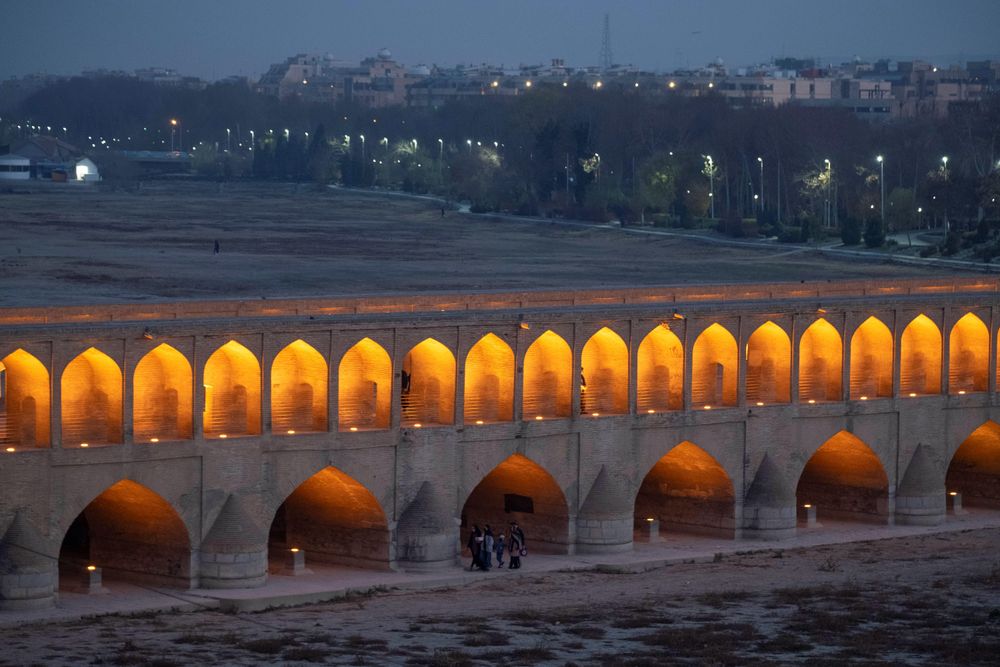 Irán sigue consumiendo más agua de la que proporciona la naturaleza, agotando sus ríos y dejando los puentes históricos de Isfahán en riesgo de hundimiento.