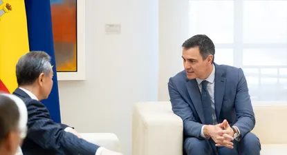El presidente del Gobierno, Pedro Sánchez (d), se reúne con el ministro de Relaciones Exteriores de la República Popular de China, Wang Yi