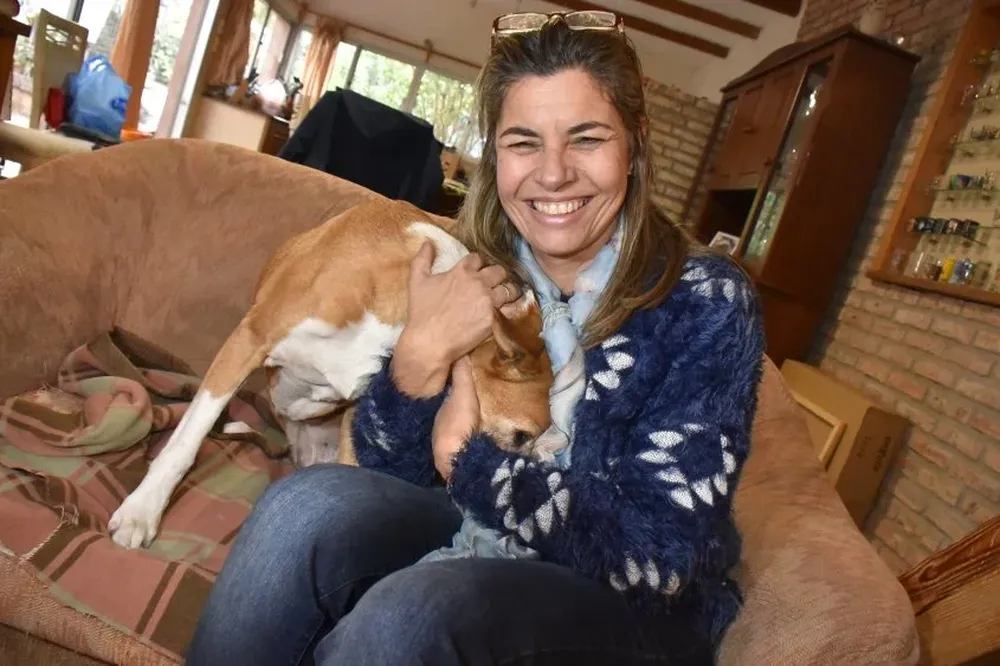 Adriana Peña con su perra, la Maru, en su casa.