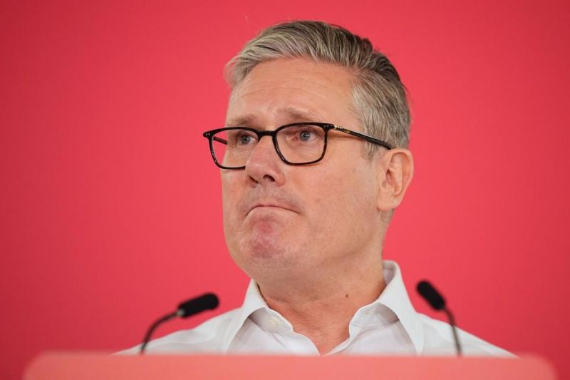 Crisis en el Reino Unido: Keir Starmer se aferra al cargo tras la primera renuncia en su gabinete