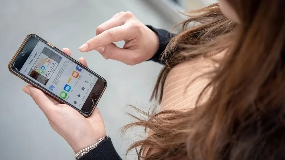 Muchas mujeres no denuncian el cyberflashing porque las vícitimas no saben dónde acudir