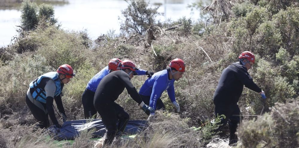 Momento en el que rescataron el cuerpo de Rubén Zalazar, el chofer que intentó ayudar a las nenas aún desaparecidas por la inundación