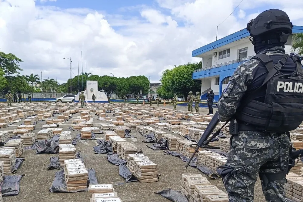 Durante el fin de semana, el Ejército y la Policía Nacional decomisaron un cargamento de 22 toneladas de cocaína a unos 200 kilómetros de Quito.