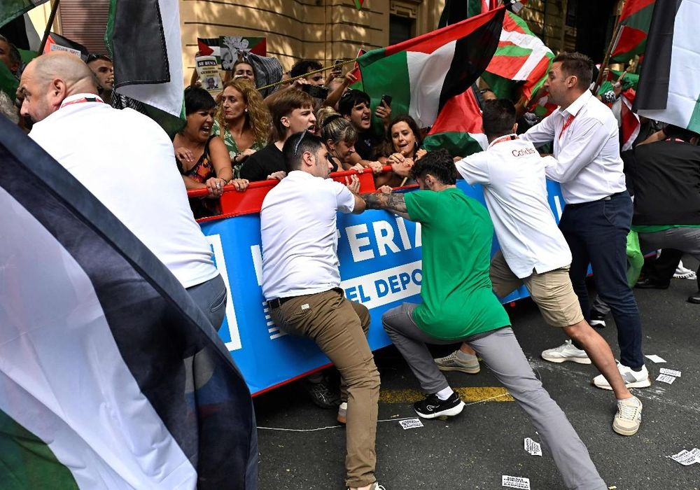 Activistas pro Palestina atacan a los ciclistas participantes de la Vuelta de España.
