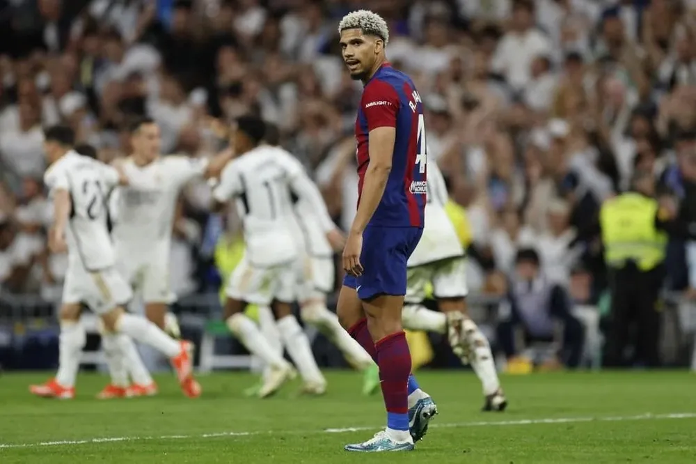 Ronald Araujo en el clásico ante Real Madrid