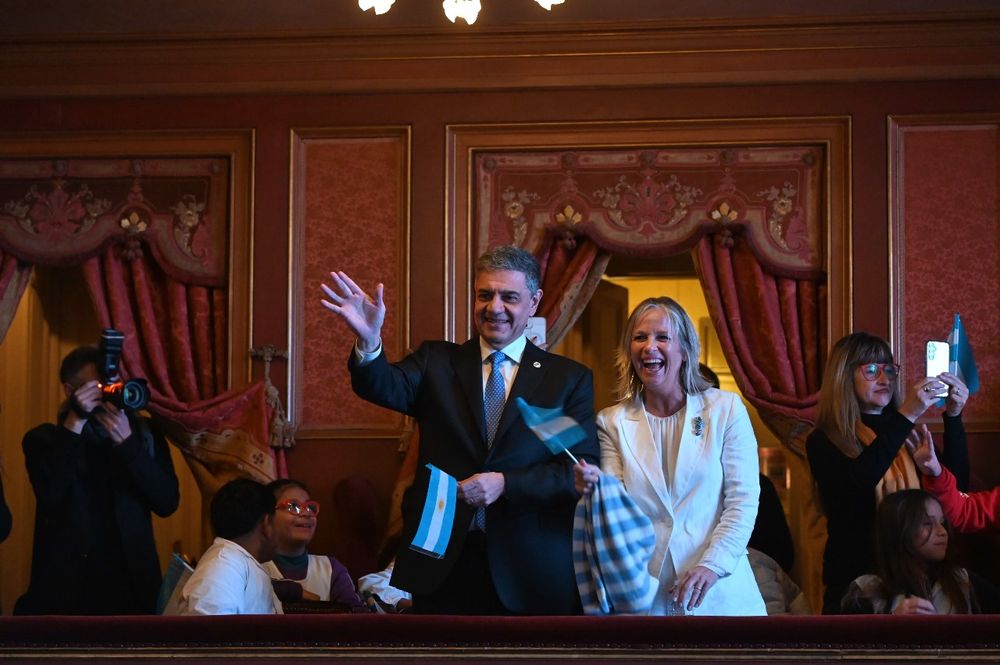 Acompañado por la ministra de Educación de la Ciudad, Mercedes Miguel, y autoridades escolares, Jorge Macri destacó la importancia del evento y el compromiso cívico de los estudiantes.