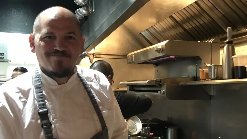 Eduardo García en la cocina de su restaurante Máximo Bistrot, uno de tres que tienen en la Ciudad de México.