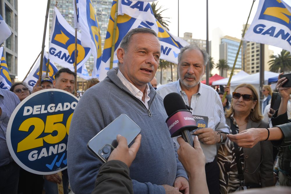 Álvaro Delgado, recorrida por ciudad vieja.