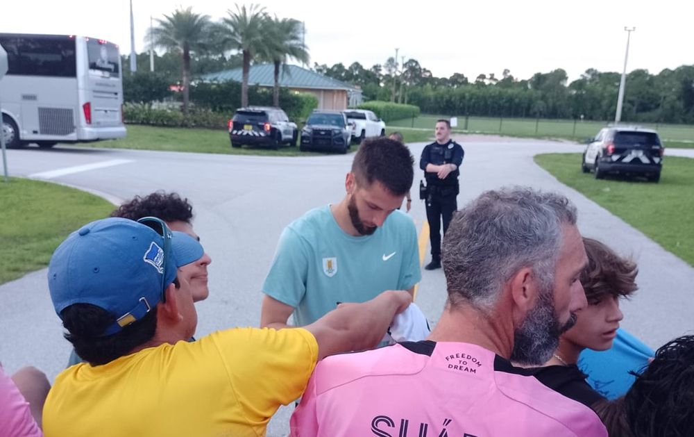 Rodrigo Bentancur junto a los hinchas