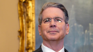 No sólo compra pesos: cuando Scott Bessent quebró el Banco de Inglaterra apostando contra la libra junto a George Soros No sólo compra pesos: cuando Scott Bessent quebró el Banco de Inglaterra apostando contra la libra junto a George Soros