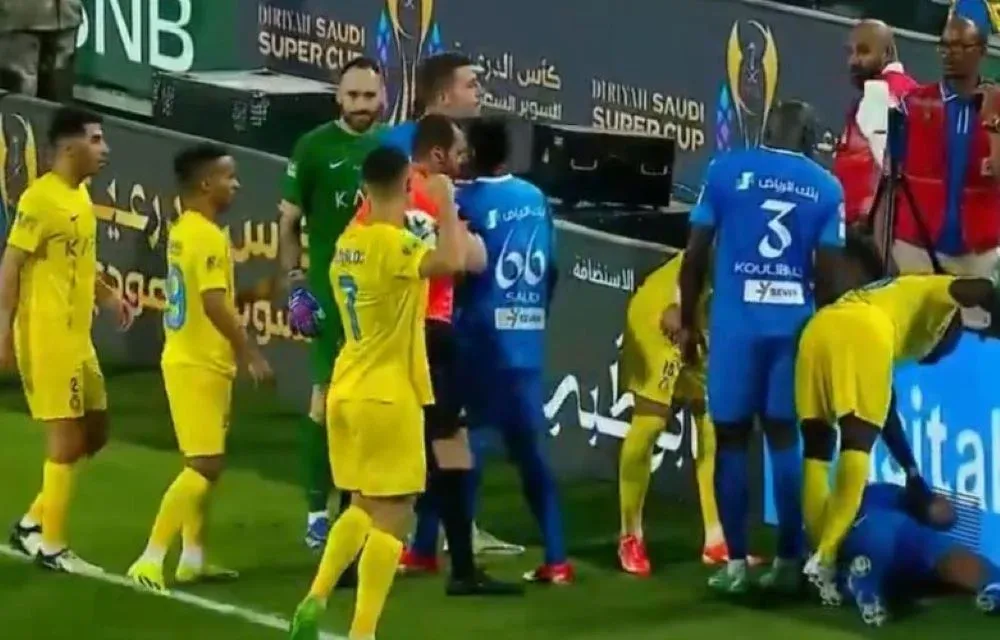 Cristiano Ronaldo fue expulsado y amagó con pegarle una piña al árbitro