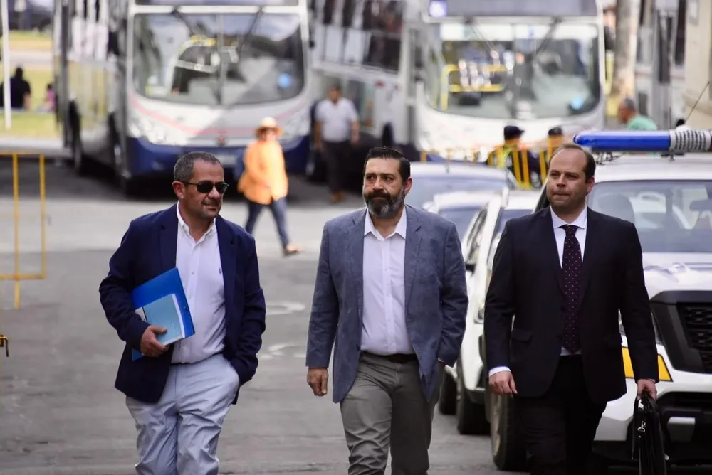 En el centro, Marcelo Acuña, junto a sus abogados