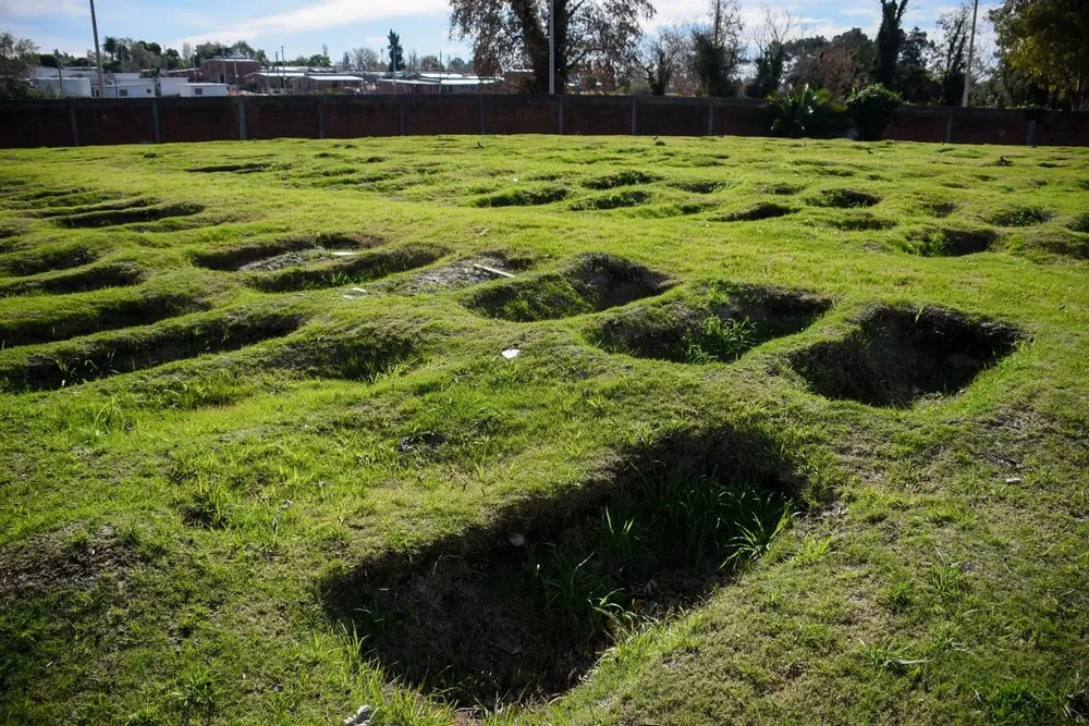 La compleja organización para cortar el efecto dominó de ocupación de fosas en el Cementerio Norte