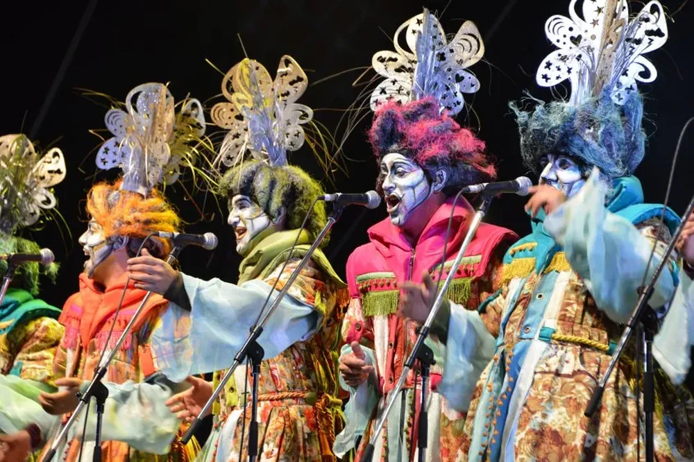 La murga Los Diablos Verdes en su actuación en el Teatro de Verano.