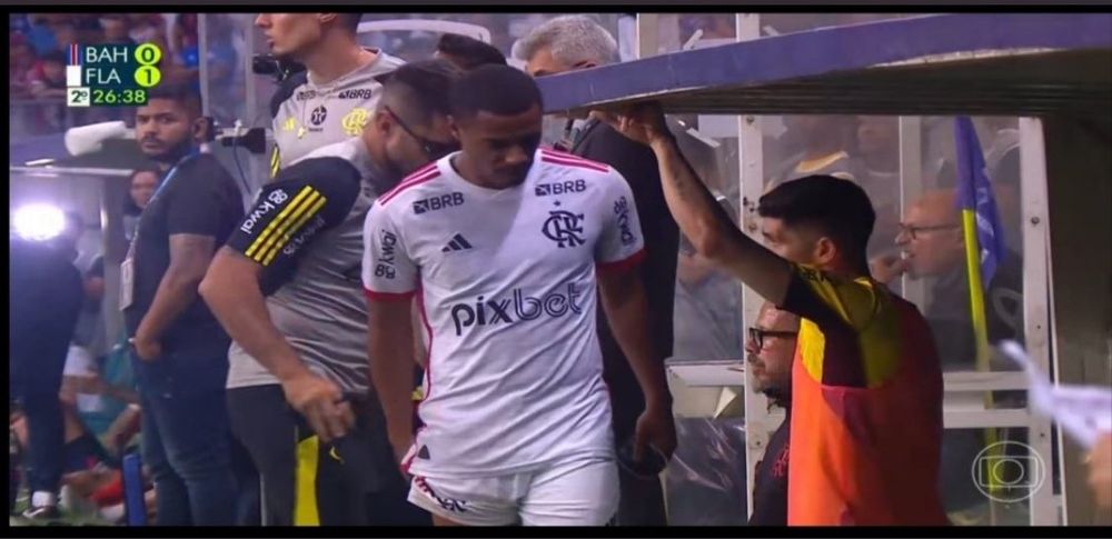 Nicolás de la Cruz sale lesionado