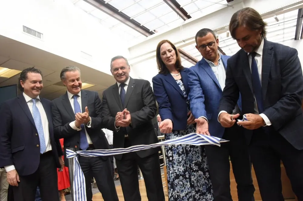 Lacalle Pou cortó la cinta inaugural del local de Sabre