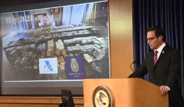 El fiscal federal interino Randy Grossman habla durante una conferencia de prensa para anunciar un derribo masivo en todo el mundo, el 8 de junio de 2021