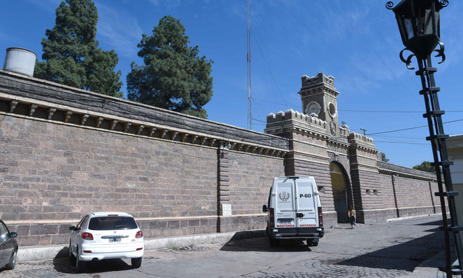 La controversia empezó cuando el juez Sebastián Sarmiento suspendió el secuestro de celulares en las cárceles de San Felipe y Boulogne Sur Mer.