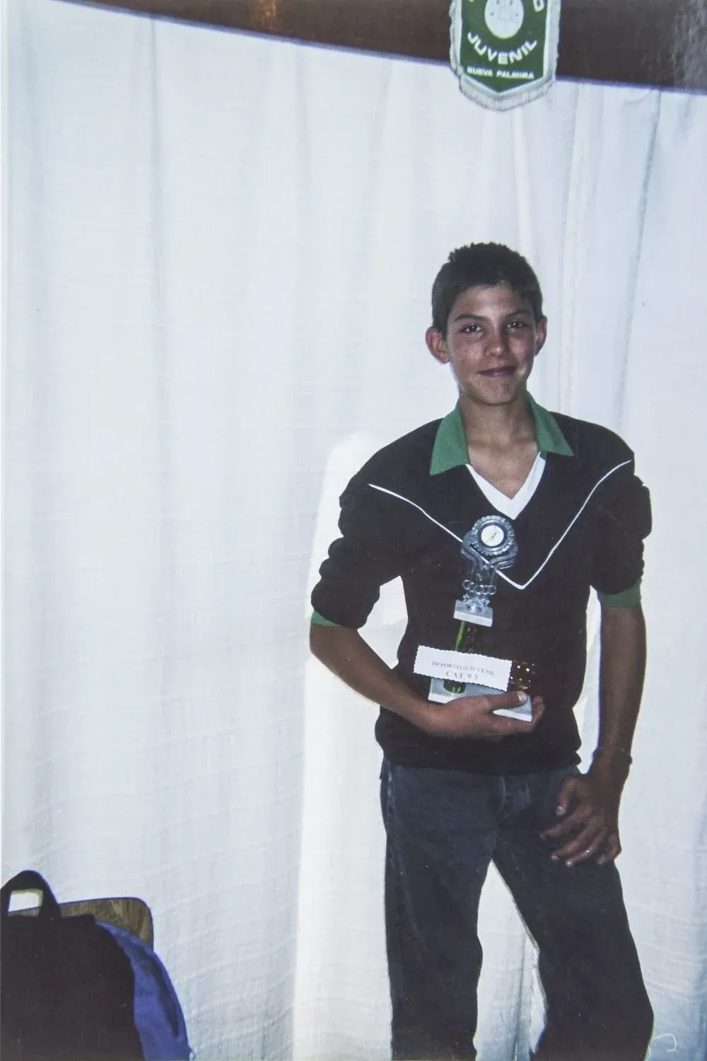 Con uno de sus primeros trofeos