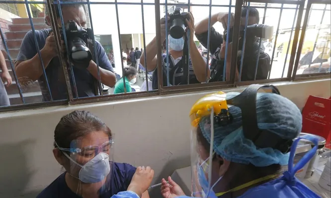 Perú inició la vacunación con Sinopharm, de la que recibió 300.000 dosis