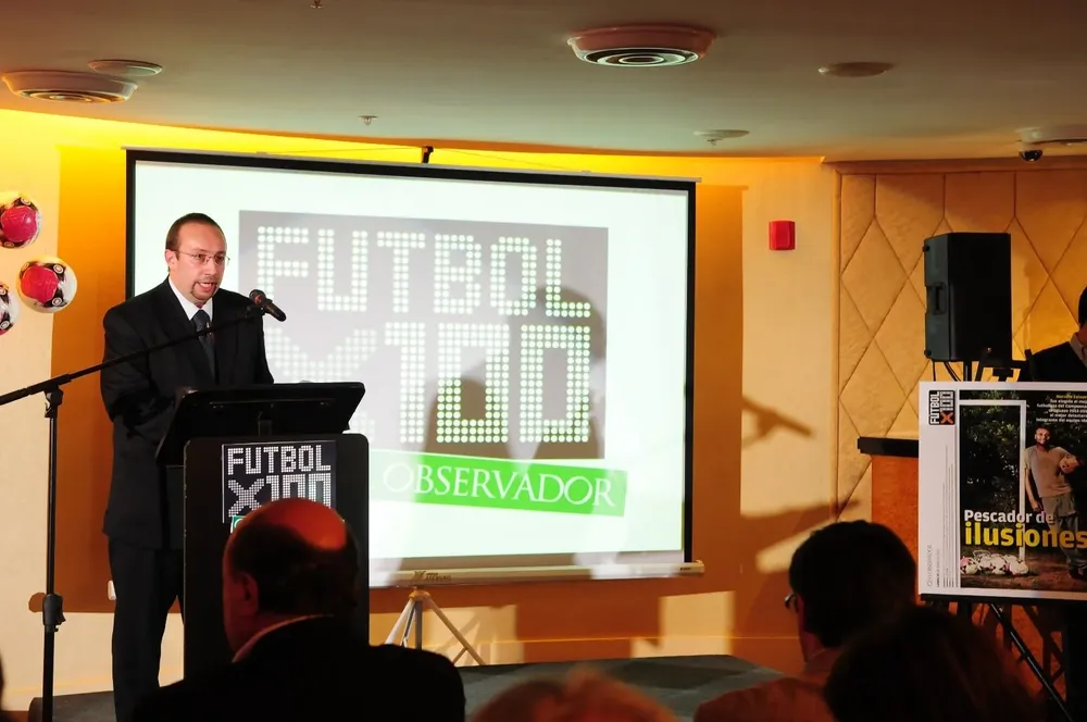 Luis Eduardo Inzaurralde, editor de Referí, en la presentación de Fútbolx100 del Campeonato Uruguayo 2011-2012