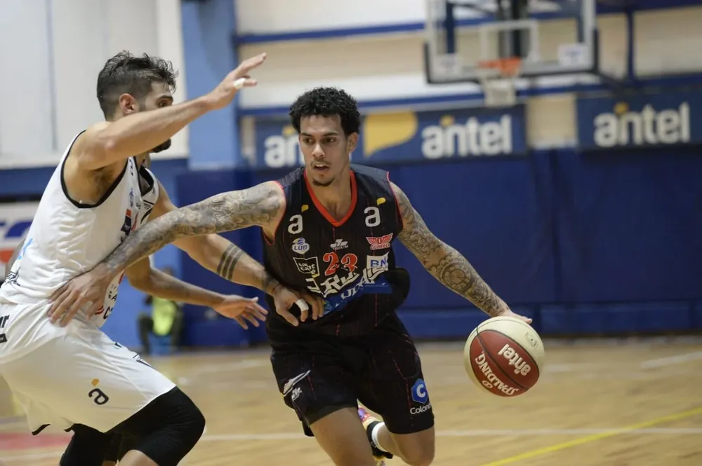Skykler Hogan, el mejor de Olimpia con 27 puntos y 10 rebotes