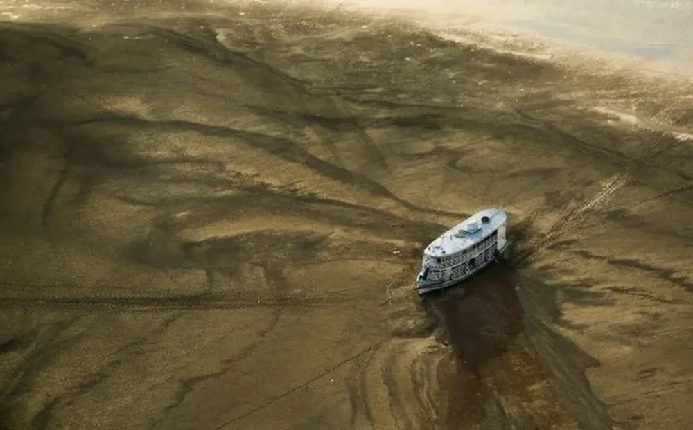 Un barco atrapado en un banco de arena en el este de Barreirinha, durante una de las peores sequías en la Amazonia