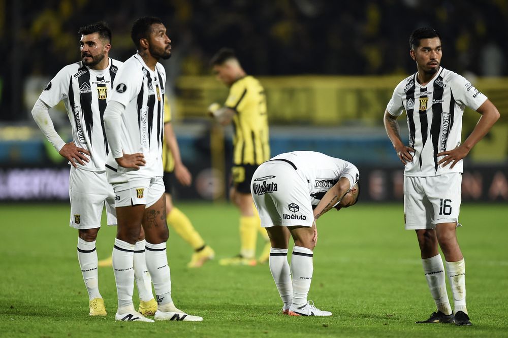 Jugadores de The Strongest tras caer contra Peñarol &nbsp;