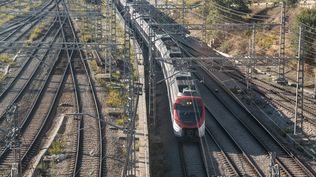 Un tren de cercanías llega a la estación de tren de Chamartín, en Madrid. EUROPA PRESS