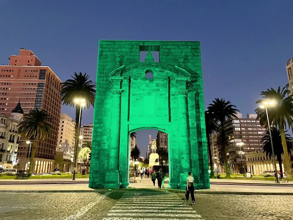 La puerta de la Ciudadela se iluminó de verde para recordar la importancia del juego responsable.