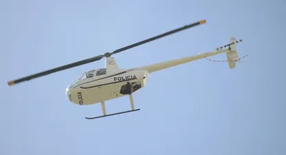 helicoptero de la policia patrulla desde el aire y pide a la gente que evite aglomeraciones