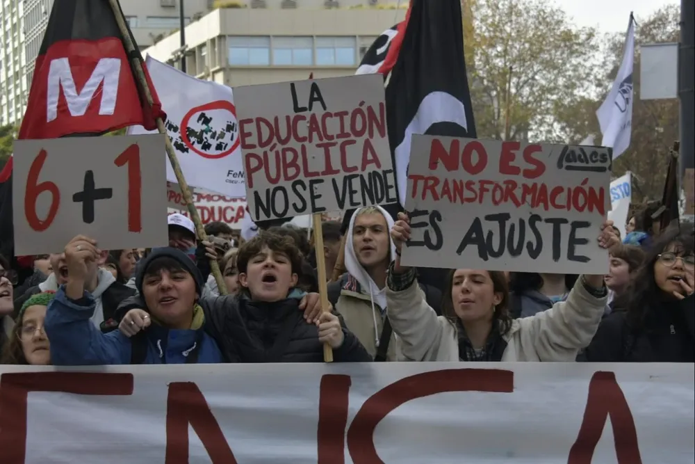 Los sindicatos de la educación comenzaron su marcha desde la Facultad de Derecho