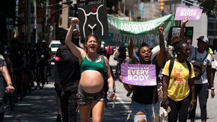 Manifestantes en Atlanta, la capital de Georgia, protestaron contra las prohibiciones estatales al aborto.