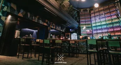 archivan denuncia contra jackson bar y senalan catarata de insultos