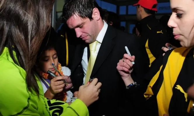 El idolo fue abordado por los hinchas al llegar del Aeropuerto