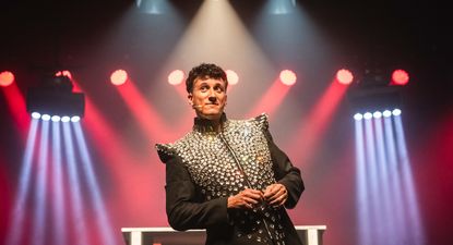 Mag Lari une magia con humor en la escena teatral de Madrid