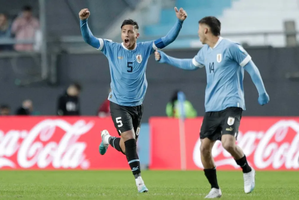 El festejo de Fabricio Díaz, capitán de Uruguay
