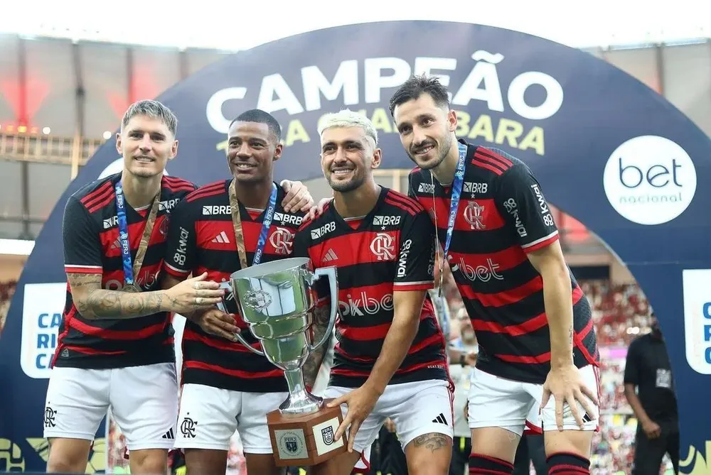 Guillermo Varela, Nicolás De la Cruz, Giorgian De Arrascaeta y Matías Viña, jugaron con Flamengo y levantaron la Taca Guanabara como campeones