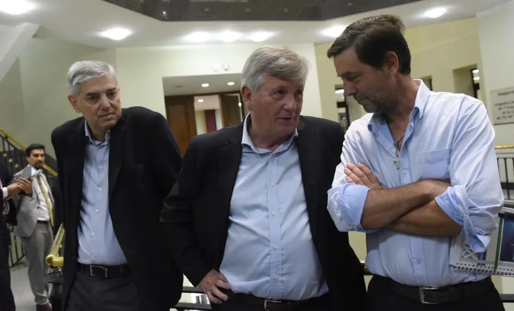 El presidente de AUF Ignacio Alonso, el de Cerro Largo FC Ernesto Dehl y Carlos Ham de Wanderers