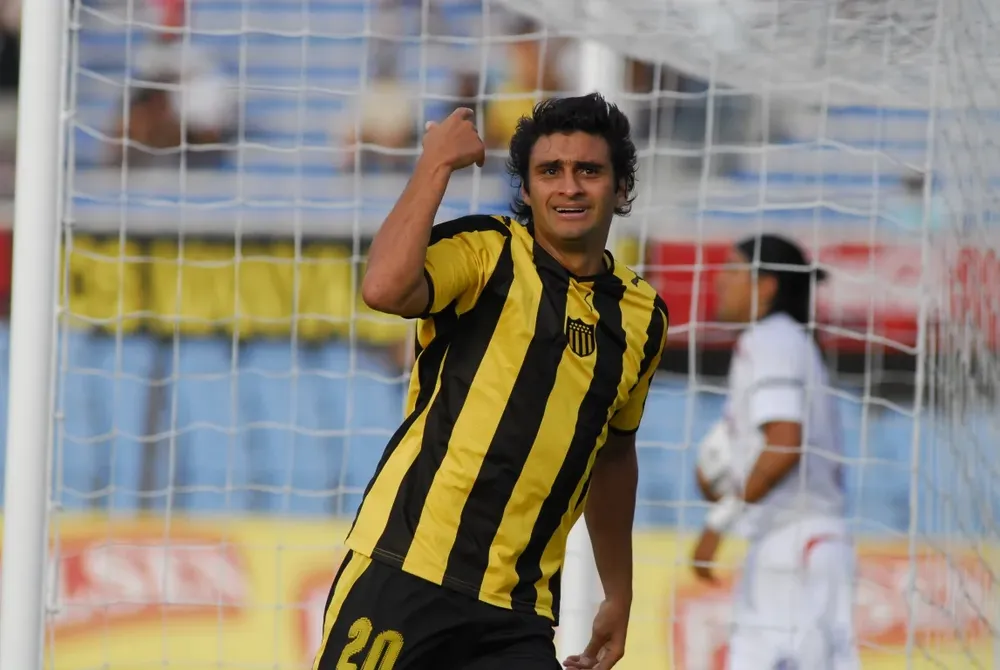 El delantero Carlos Bueno, celebrando un gol con Peñarol