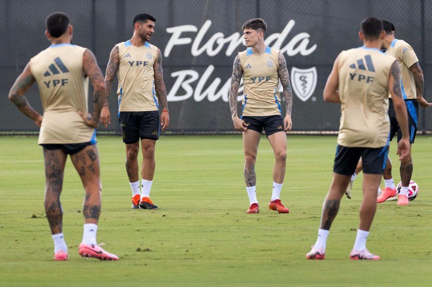 Cristian Romero y Alejandro Garnacho conversan durante el entrenamiento de la selección argentina en el Florida Blue Training Center en Fort Lauderdale el pasado miércoles. (Foto: Marco Bello/Getty Images/AFP)