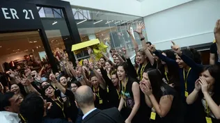 Los empleados de Forever 21 en la previa de la apertura en Montevideo Shopping